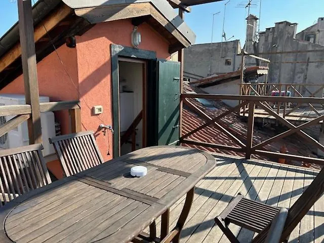 Homes & Holidays Apartamento Venecia