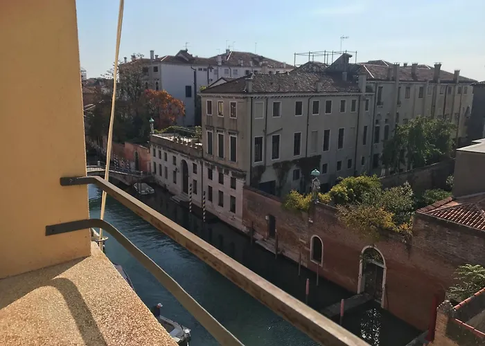 Homes & Holidays Venecia