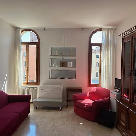 Homes & Holidays Apartament Wenecja