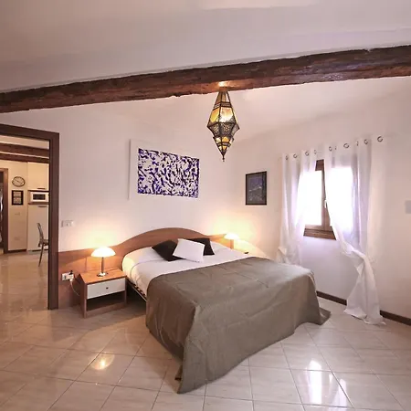 Homes & Holidays