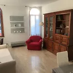 هومز وهوليديز شقة