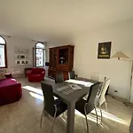 شقة هومز وهوليديز