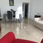 هومز وهوليديز