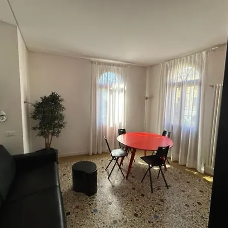דירה Homes & Holidays