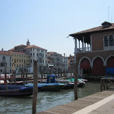 Homes & Holidays Apartman *